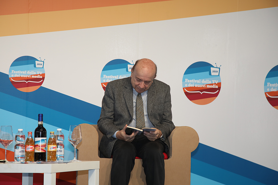 Festival della TV e dei Nuovi Media 2019_290.jpg - La percezione della legalità e dei diritti Tempi della giustizia e certezza della pena, burocrazia ossessiva, corruzione diffusa, criminalità che sembra controllare intere aree del Paese.  Legalità e diritti sono percepiti solo come concetti astratti ? Repressione e propaganda sono le uniche risposte possibili? Lirio Abbate e Gustavo Zagrebelsky.